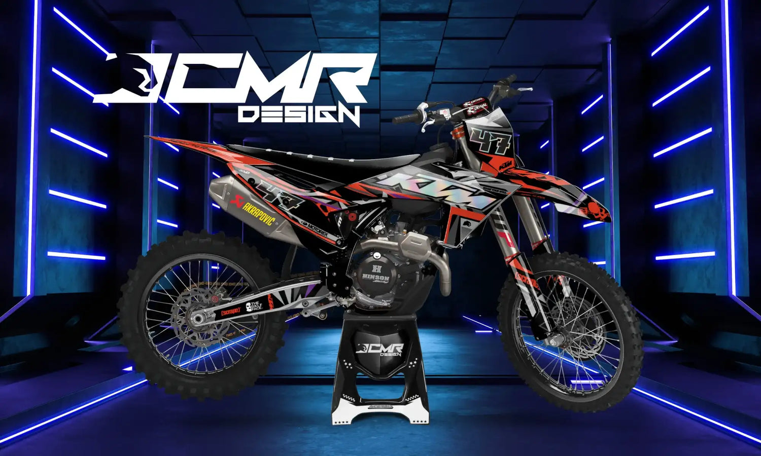 Una elegante moto da dirt KTM nera, rossa e bianca con grafiche audaci e un numero '47' sul lato.